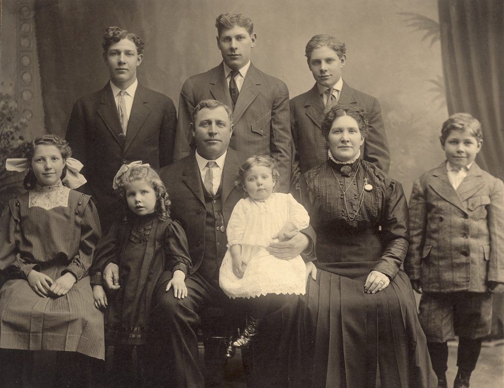 John Franklin Bradshaw and his family. Photo: Ancestry